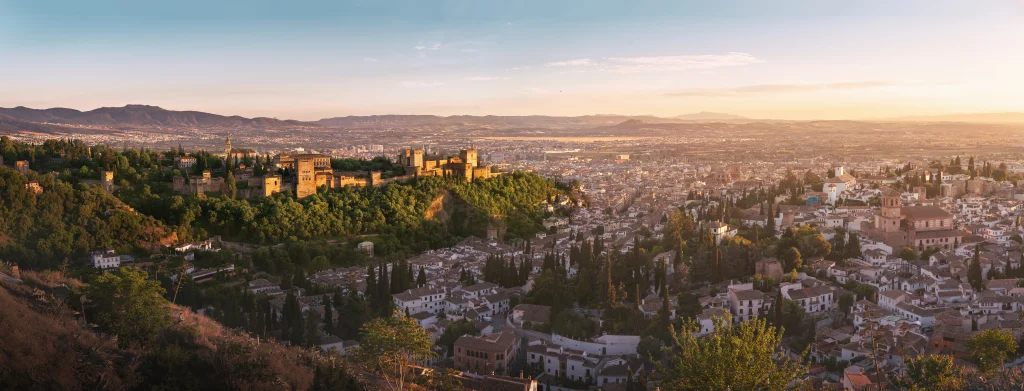 Vista panorámica de Granada, con la Alhambra en el atardecer.