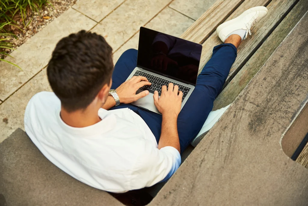 Imagen de un joven teletrabajando, una imagen frecuente para entender el bleisure.