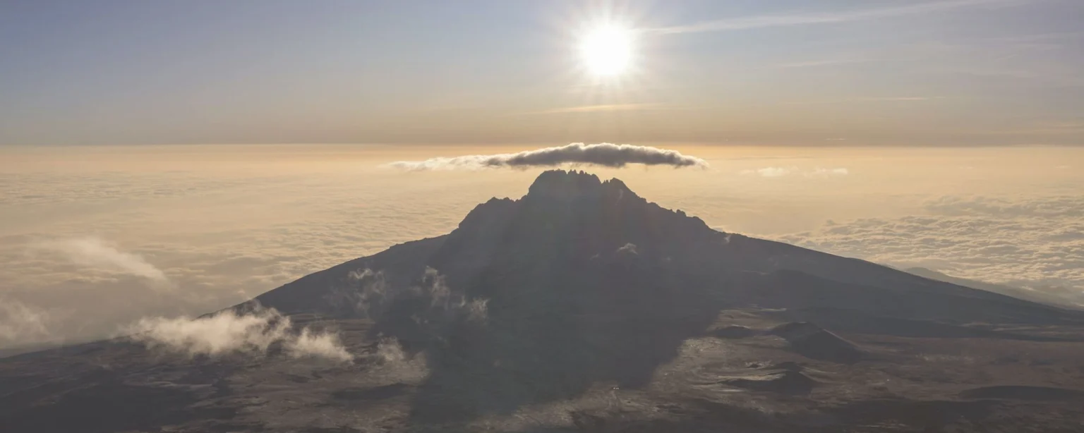 Paisaje aéreo de uno de los picos más altos del Kilimanjaro.