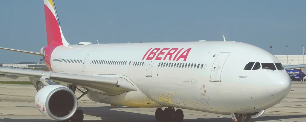 Avión de Iberia en una pista de despegue.