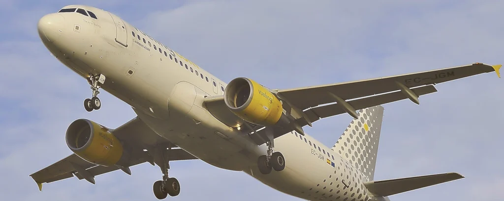 Un avión de Vueling despegando.