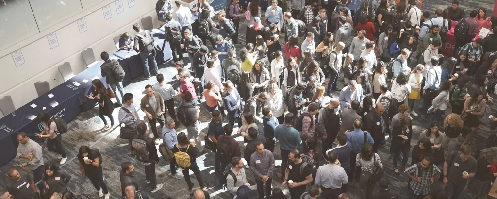 Grupo de profesionales haciendo networking en un evento corporativo.