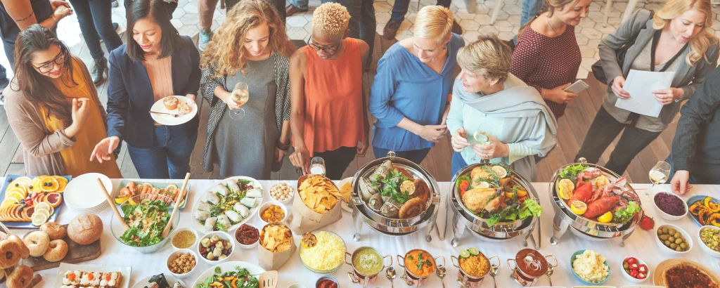 Vista de un catering en un evento corporativo